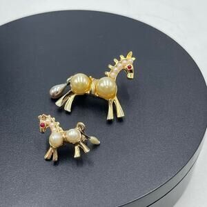Vintage Scatter Pin Mother Baby
Horse Foal Pony faux Pearls Gold‎ Tone Brooch